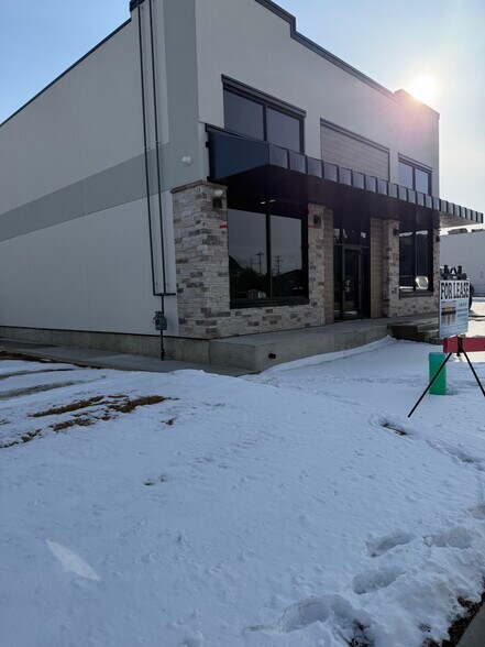 5011 49 Av, Leduc, AB à louer - Photo du bâtiment - Image 2 de 3