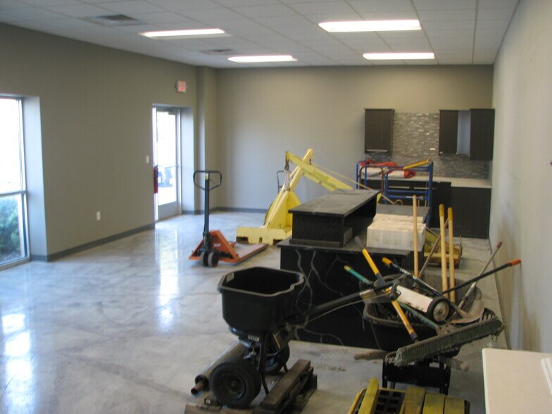 1752 Velp Ave, Howard, WI for lease - Interior Photo - Image 3 of 21