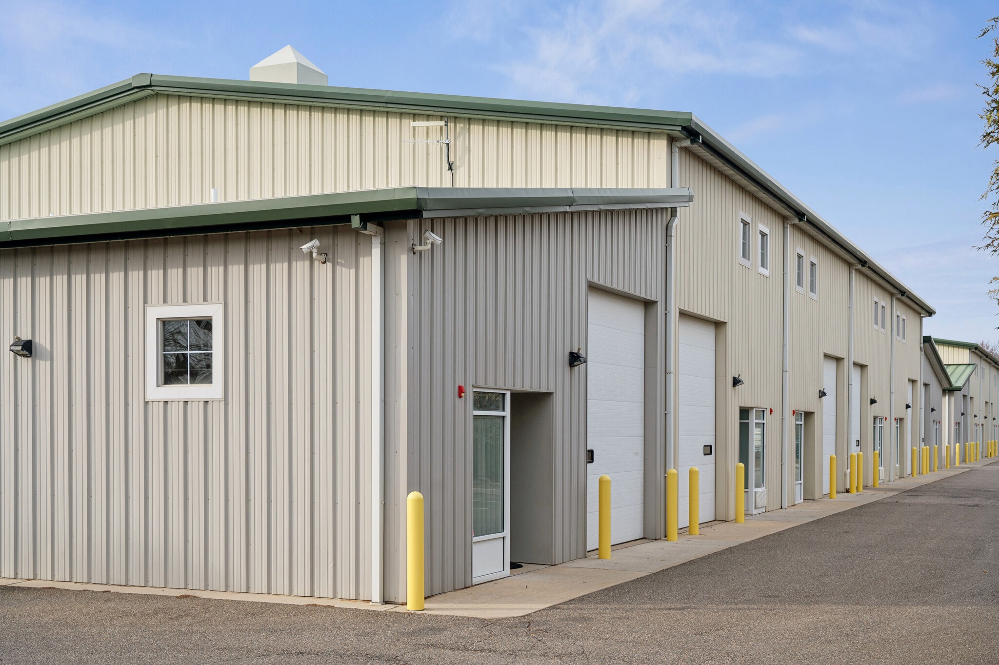 SOUTHAMPTON C/I INVESTMENTS portefeuille de 6 propriétés à vendre sur LoopNet.ca Photo principale- Image 1 de 11