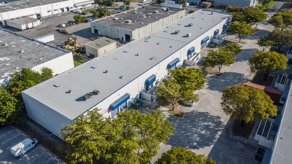 5401 NW 163rd St, Hialeah, FL à louer - Photo du bâtiment - Image 1 de 4