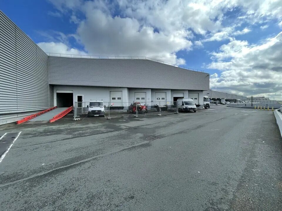 Industrial in Pantin for lease Primary Photo- Image 1 of 2