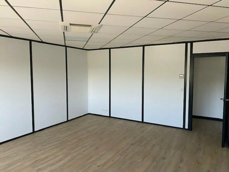 Office in Reims for lease - Building Photo - Image 3 of 11