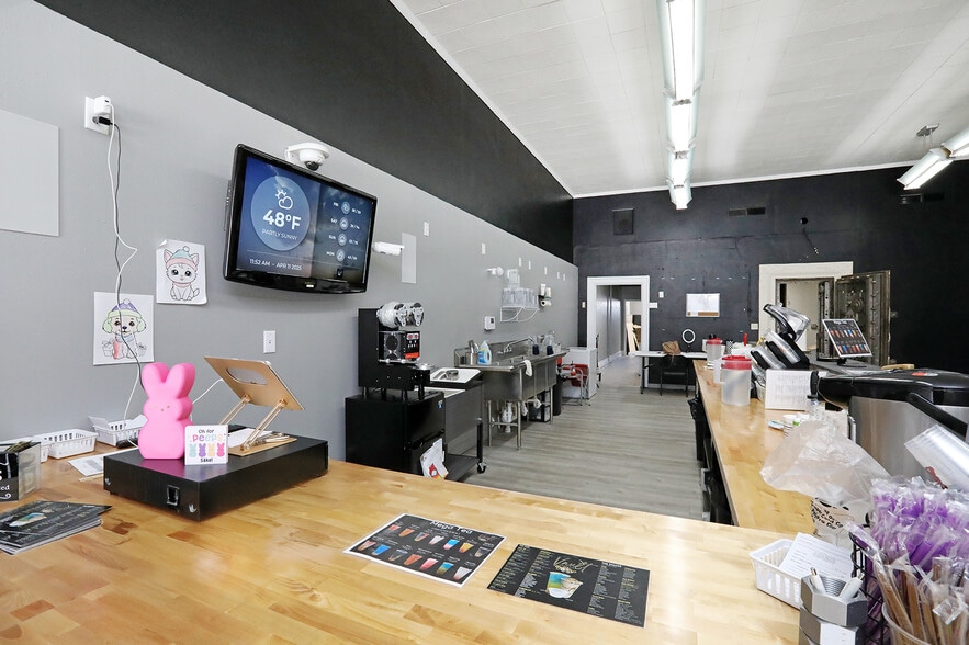 104 N Wilson Ave, Jefferson, IA for sale - Interior Photo - Image 2 of 10