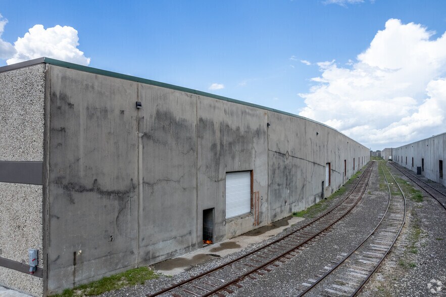1825 Turning Basin Dr, Houston, TX à louer - Photo du bâtiment - Image 2 de 4
