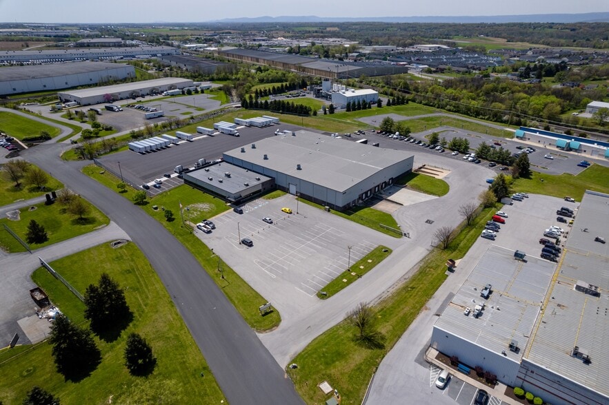 1445 Sheffler Dr, Chambersburg, PA à louer - Photo du bâtiment - Image 2 de 4