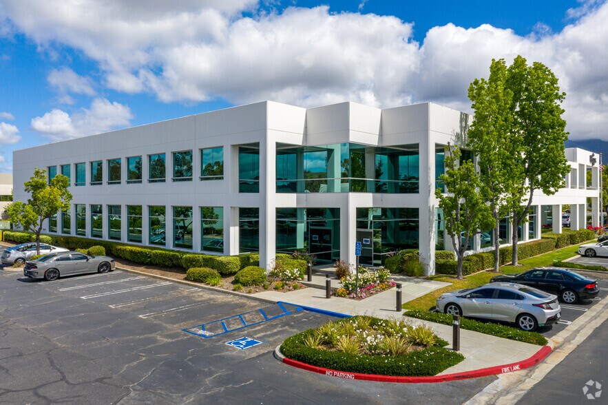 30211 Avenida De Las Banderas, Rancho Santa Margarita, CA à louer - Photo du bâtiment - Image 2 de 8