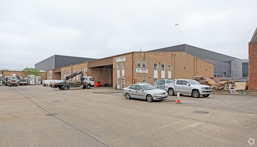 18-24 Whitby Ave, Londres à louer - Photo du bâtiment - Image 2 de 4