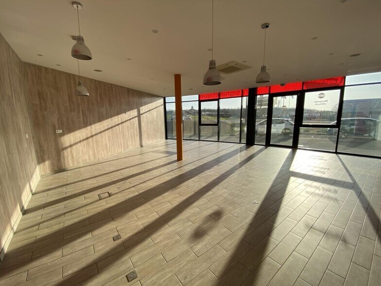 Retail in Nogent-le-Phaye for lease - Interior Photo - Image 3 of 11
