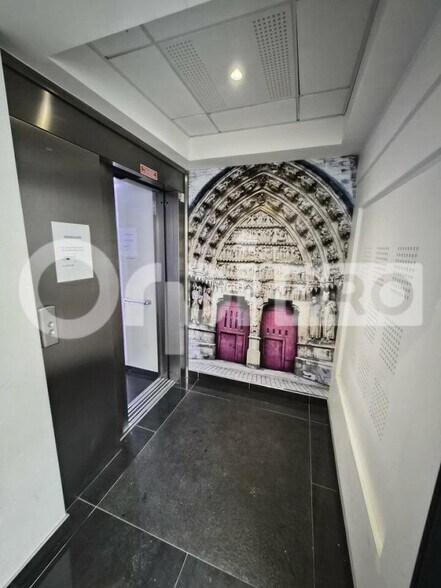 Bureau dans Reims à louer - Hall d’entrée - Image 2 de 12