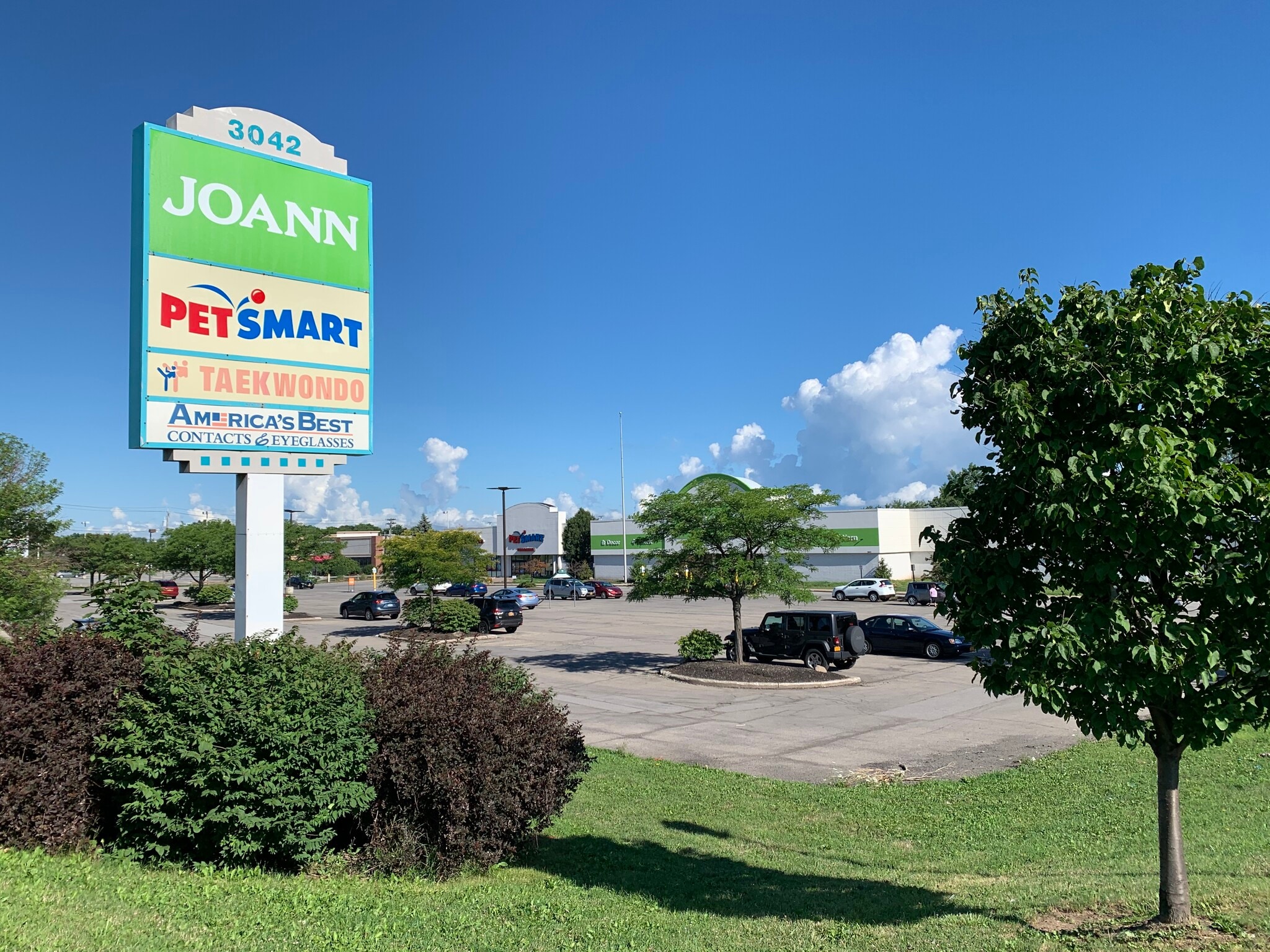 3042 Ridge Rd W, Greece, NY à louer Photo du bâtiment- Image 1 de 12