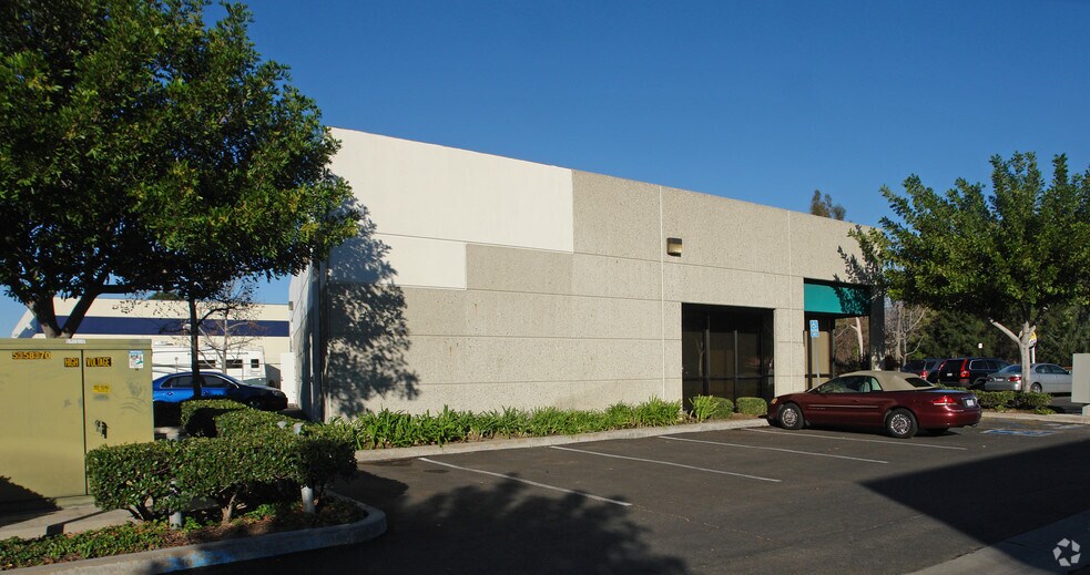 550-590 E Arrow Hwy, San Dimas, CA à louer - Photo du bâtiment - Image 2 de 3
