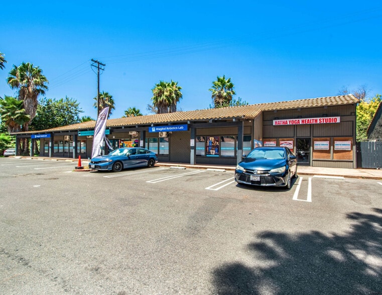 Peppertree Plaza portfolio of 6 properties for sale on LoopNet.ca - Building Photo - Image 2 of 7