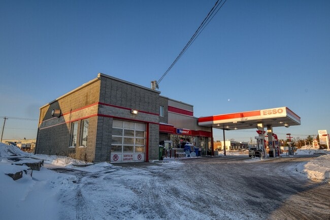 Plus de détails pour 519 Rue Saint-Jacques, Napierville, QC - Spécialité à vendre