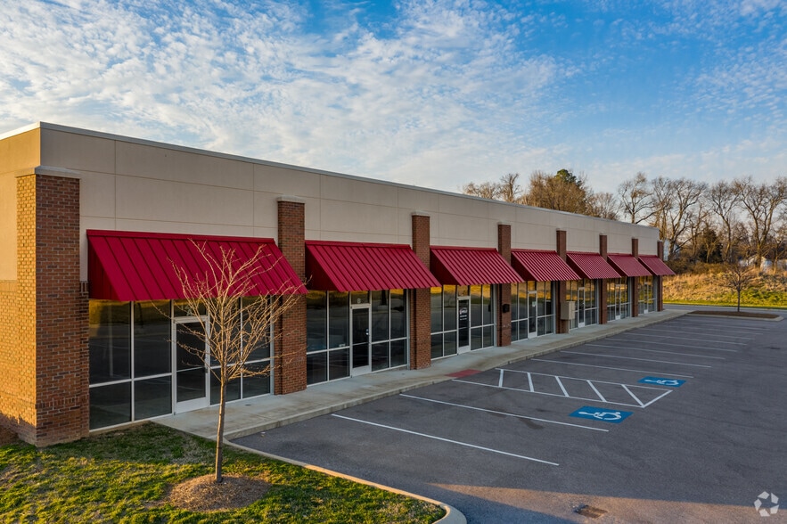 1221 N Commerce Ct, Columbia, TN à louer - Photo du bâtiment - Image 3 de 5