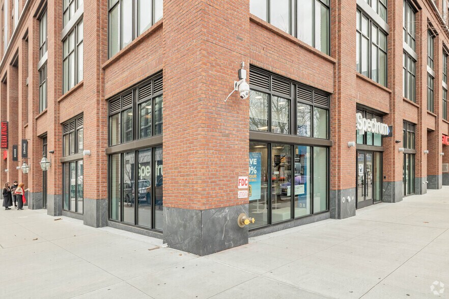 45-06 Pearson St, Long Island City, NY à louer - Photo du bâtiment - Image 2 de 6