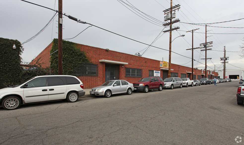 6921-6945 Farmdale Ave, North Hollywood, CA for lease - Building Photo - Image 2 of 3