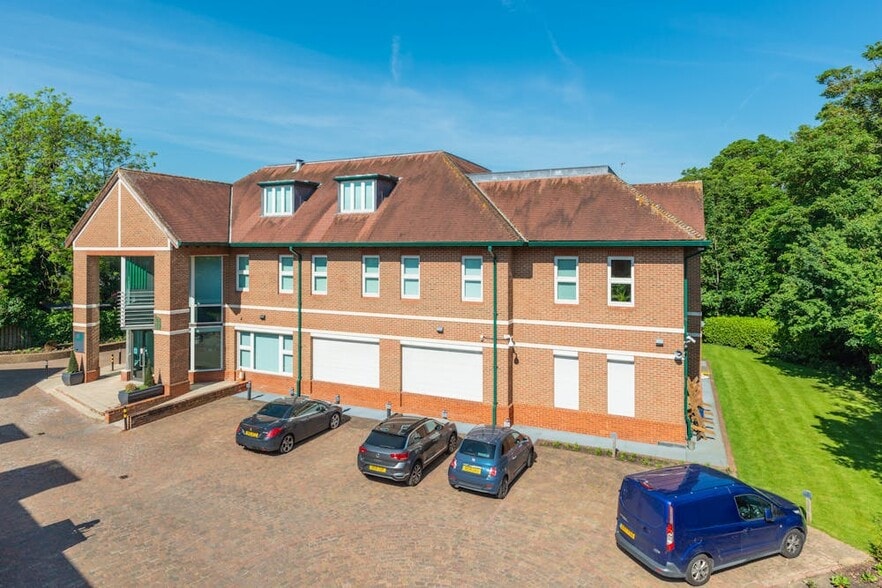 43-47 London St, Chertsey for lease - Building Photo - Image 3 of 3