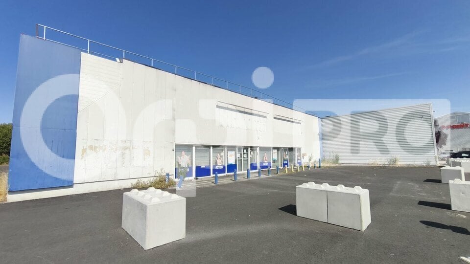 Retail in Savigny Le Temple for lease - Building Photo - Image 3 of 4