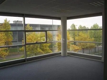 Office in Poissy for lease - Building Photo - Image 1 of 12