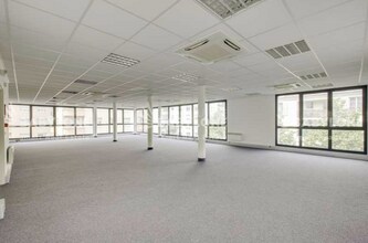 Retail in Meudon for lease Interior Photo- Image 2 of 3