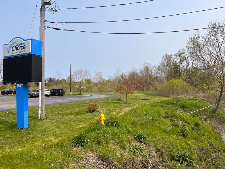 3571 Niagara Falls Blvd, North Tonawanda, NY à vendre - Photo du bâtiment - Image 2 de 4