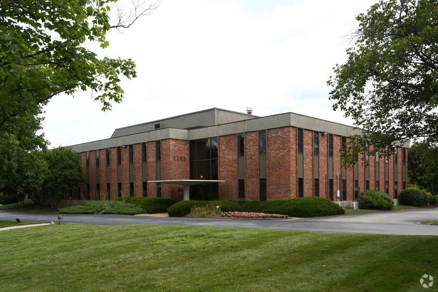 2258 Schuetz Rd, Maryland Heights, MO à louer - Photo du bâtiment - Image 3 de 7