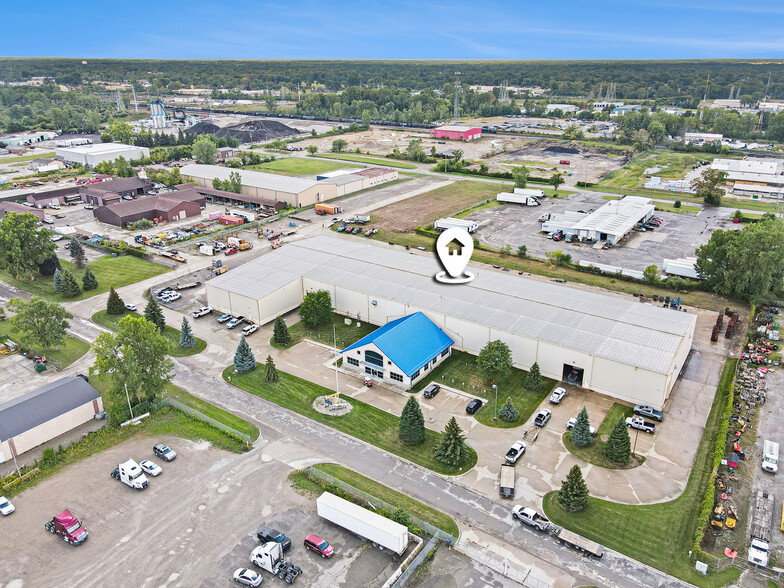 4072 Flint Asphalt Dr, Burton, MI for sale - Primary Photo - Image 2 of 54