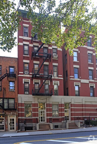 597 10th Ave, New York, NY for lease - Building Photo - Image 2 of 3