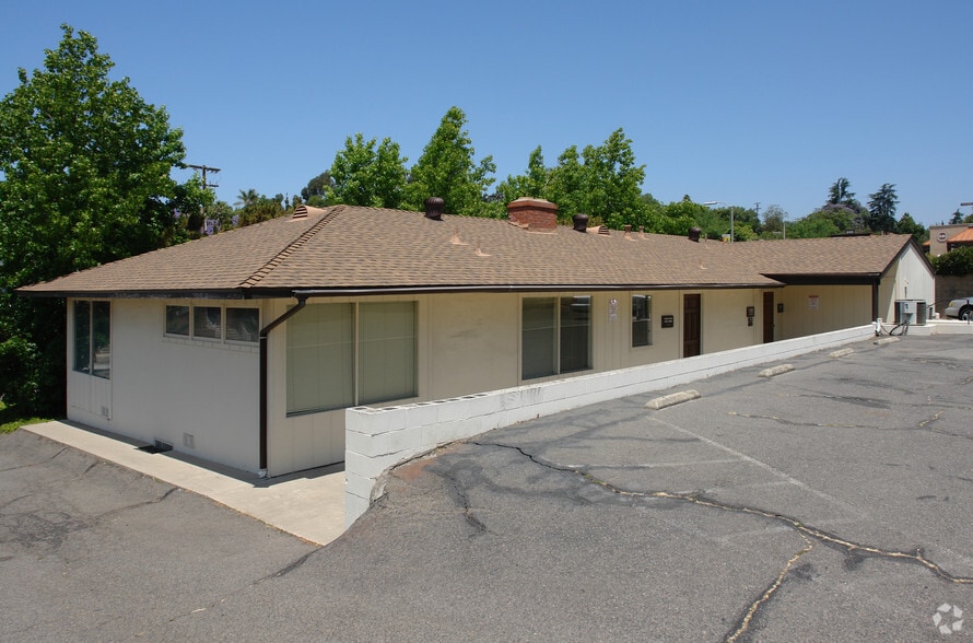 702 Civic Center Dr, Vista, CA à vendre - Photo du bâtiment - Image 2 de 6