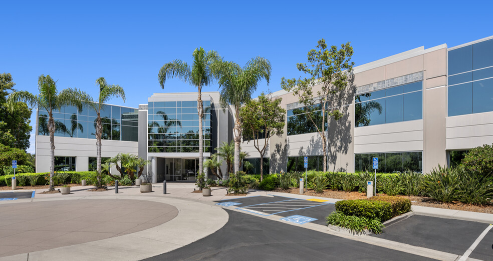 6005 Hidden Valley Rd, Carlsbad, CA à louer - Photo du bâtiment - Image 1 de 11