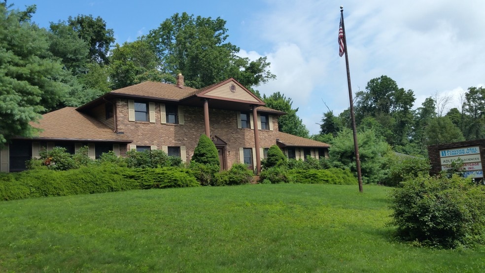 74 S Powder Mill Rd, Morris Plains, NJ à vendre - Photo du bâtiment - Image 2 de 27