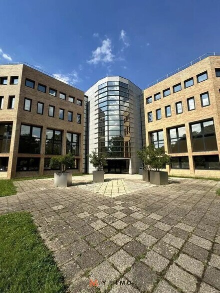 Office in Le Pecq for lease - Building Photo - Image 1 of 11