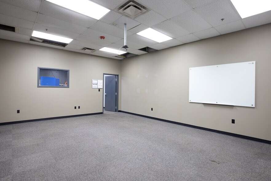 11401 N Congress Ave, Kansas City, MO à louer - Photo du bâtiment - Image 3 de 16