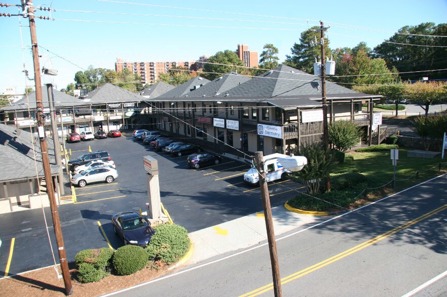 280-290 NE Hilderbrand Dr, Atlanta, GA à louer - Photo du bâtiment - Image 2 de 3