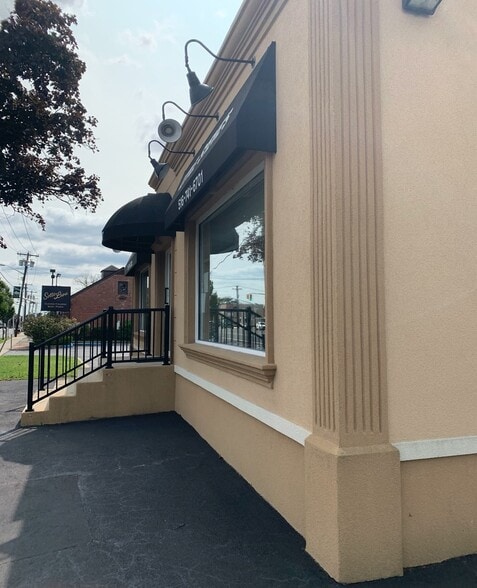 897 Willis Ave, Albertson, NY à vendre - Photo du bâtiment - Image 1 de 7