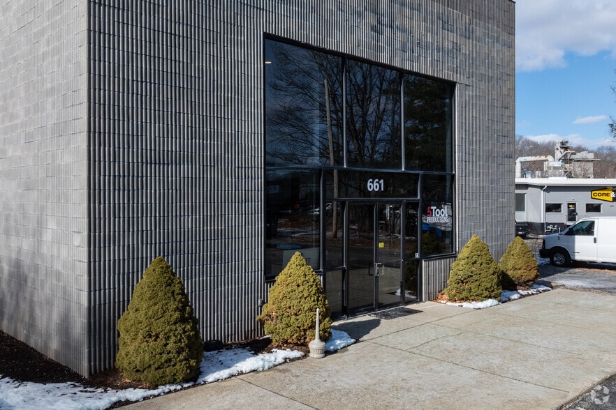 661 Pleasant St, Norwood, MA for lease - Building Photo - Image 2 of 5