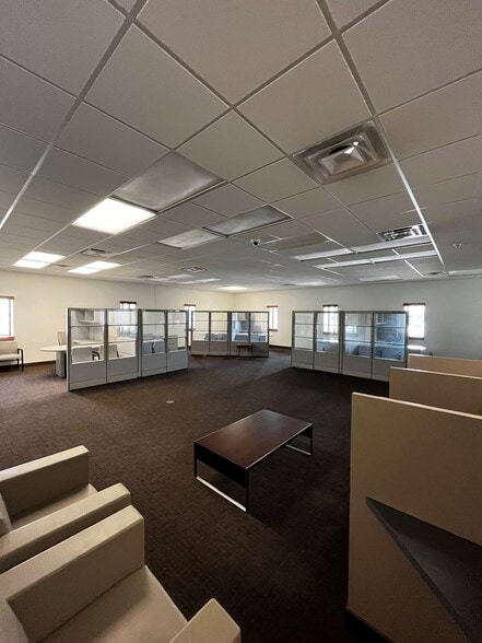 5065 E Elliot Rd, Phoenix, AZ for sale - Interior Photo - Image 2 of 9