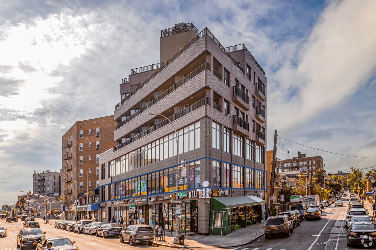 7410 Broadway, Flushing, NY à louer Photo du bâtiment- Image 1 de 8