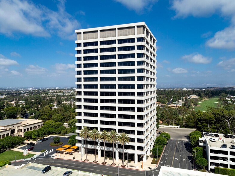 620 Newport Center Dr, Newport Beach, CA à louer - Photo du bâtiment - Image 3 de 6