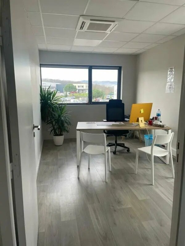 Office in Villefranche-sur-Saône for lease Interior Photo- Image 1 of 4