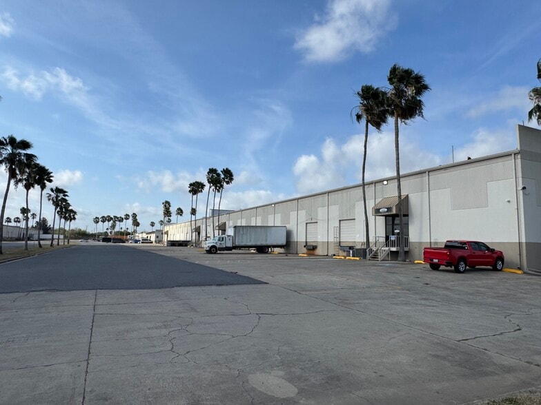 1900 Billy Mitchell Blvd, Brownsville, TX à louer - Photo du bâtiment - Image 3 de 3