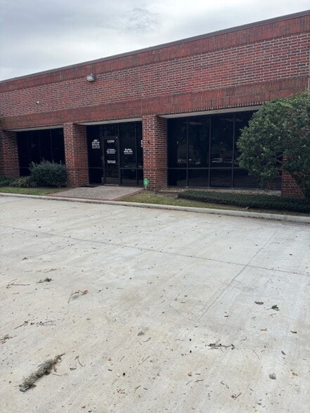 12999 Jess Pirtle Blvd, Sugar Land, TX à louer - Photo du bâtiment - Image 3 de 15