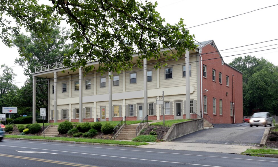 6 E Trenton Ave, Morrisville, PA à louer - Photo du bâtiment - Image 2 de 10