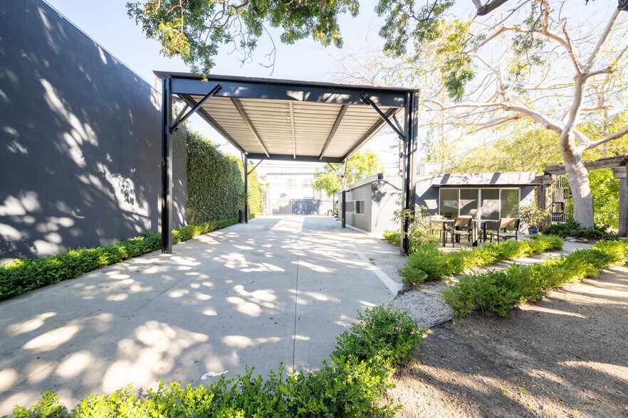 5761 W Adams Blvd, Los Angeles, CA à louer - Photo du bâtiment - Image 2 de 8