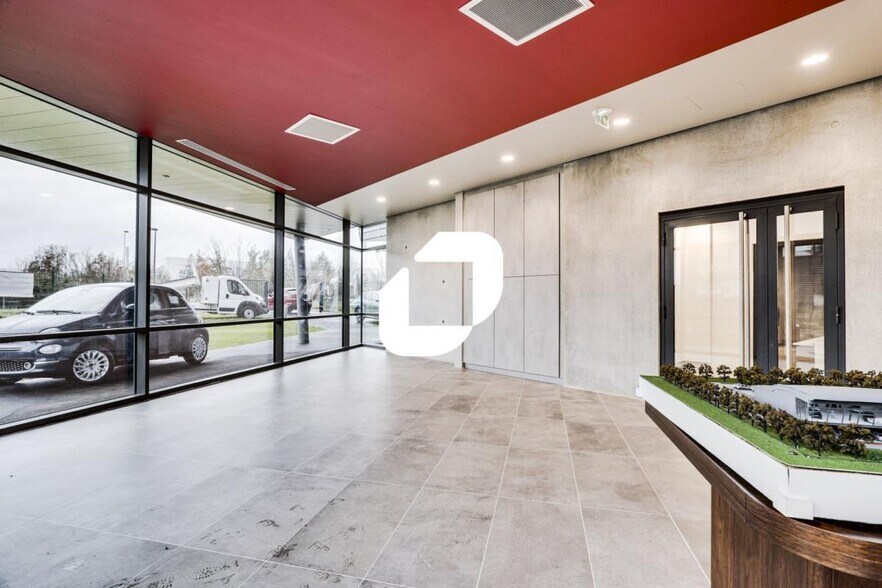 Office in Chanteloup-en-Brie for lease - Interior Photo - Image 2 of 12