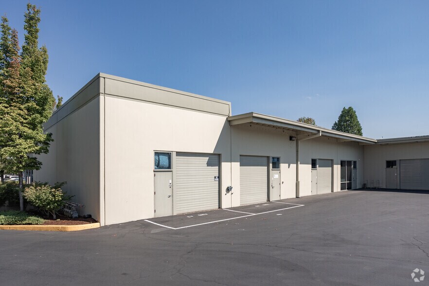 7505 NE Ambassador Pl, Portland, OR à vendre - Photo du bâtiment - Image 3 de 3