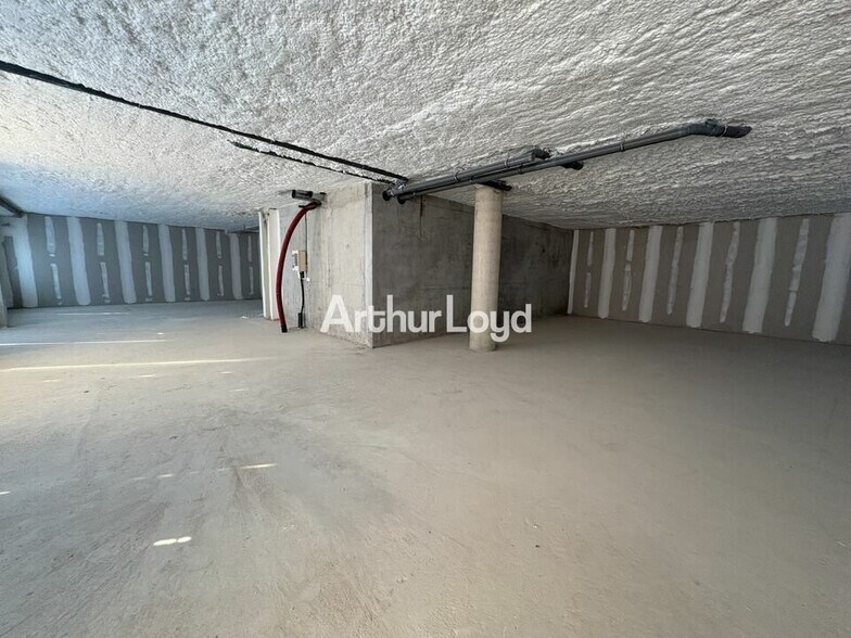 Retail in Reims for lease - Interior Photo - Image 2 of 4