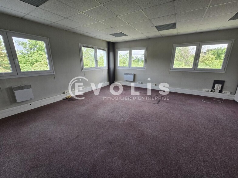 Office in Nozay for lease - Interior Photo - Image 2 of 4
