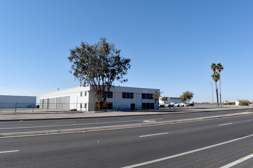 2103 Airport Dr, Bakersfield, CA for sale - Primary Photo - Image 1 of 18