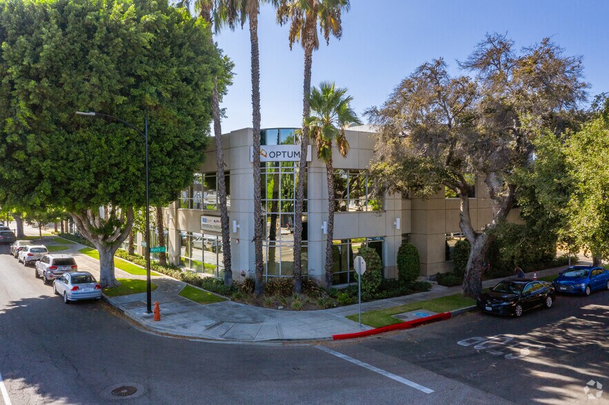 2211 W Magnolia Blvd, Burbank, CA à louer - Photo du bâtiment - Image 2 de 5